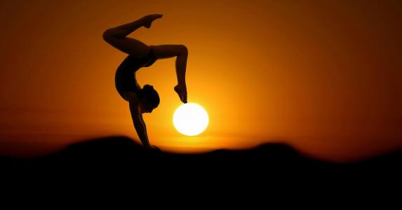 gymnaste devant coucher de soleil